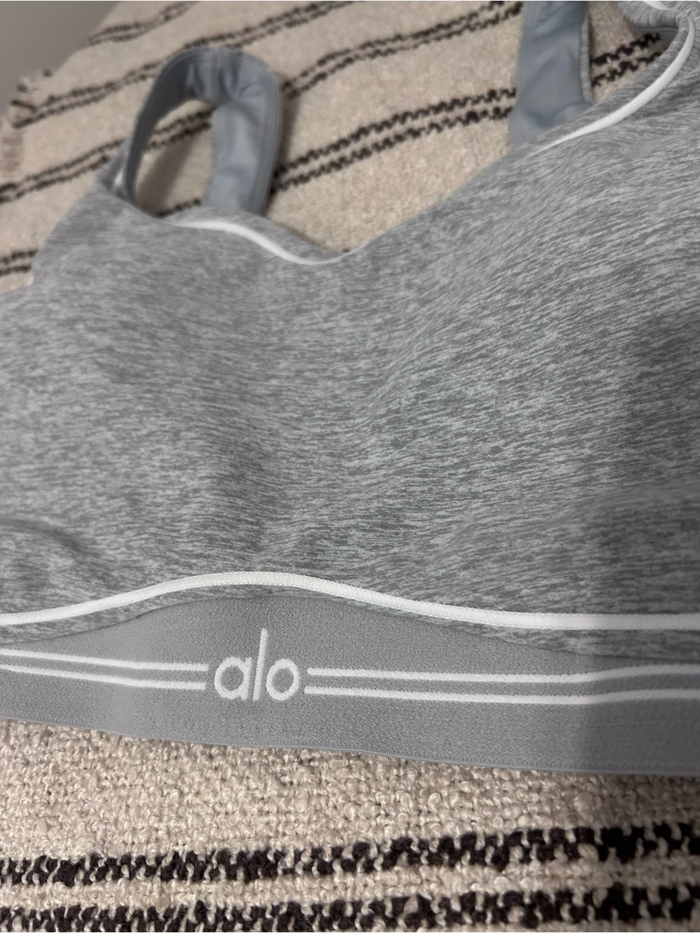 Alo Soft Heart Throb Sports Bra - Picture 5 of 5